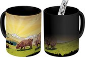 Magische Mok - Foto op Warmte Mok - tekening van een berglandschap met Alpen koeien - 350 ML