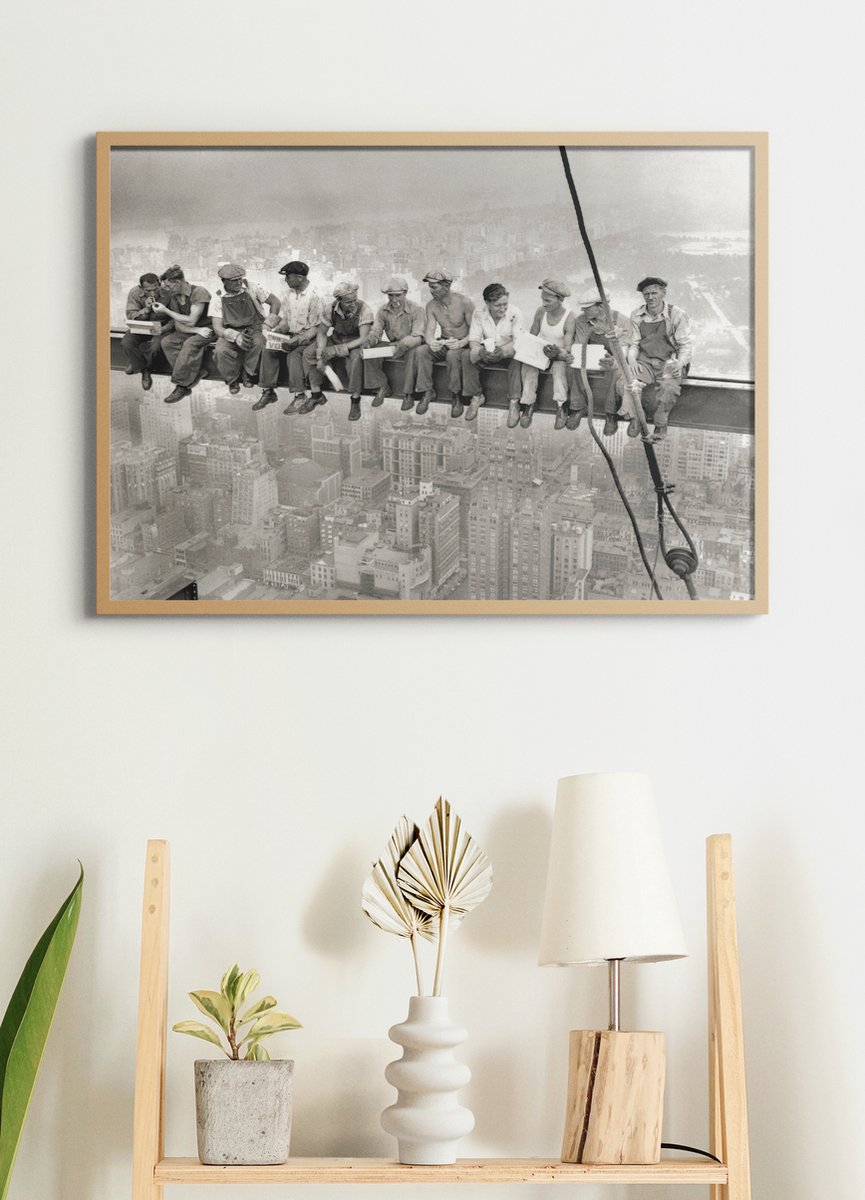 Poster In Houten Lijst - Lunch atop a Skyscraper - New York City - USA - Zwart Wit - Amerika 50x70 cm
