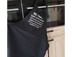 MM Keukenschort zwart  met grappige tekst bedrukt cadeau regels bij oma| katoenen Barbecueschort Keuken BBQ Schort Kookschort Kokschort bij oma vrouwen dames  je wordt liefste aanstaande zwangerschapsaankondiging