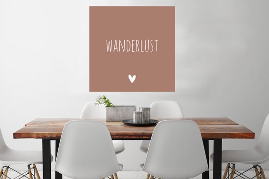 Poster Engelse quote "Wanderlust" met een hartje tegen een bruine achtergrond - 75x75 cm