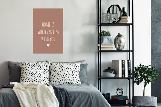 Affiche citation anglaise «Home is everywhere I'm with you » avec un cœur sur fond marron - 40x60 cm