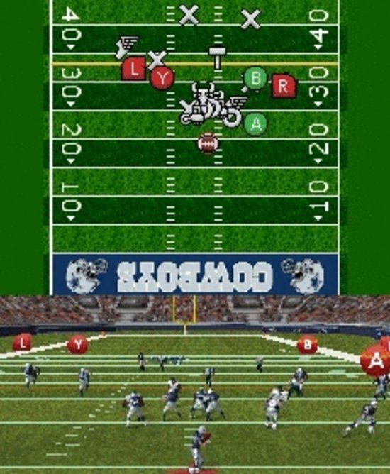 Voetbalspel met Cowboys logo op de achtergrond. Spelers in groen en wit, met rode cirkels met letters L, Y, B, R, A.