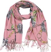 Een comfortabele en zachte sjaal met een mooie print van goudgeelkleurige kettingen en grijswitte bloemen op een roze ondergrond. De print op de sjaal kan afwijken van de foto. Voo