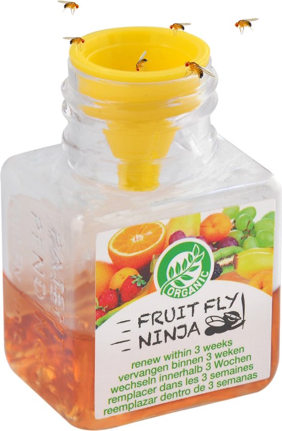 Flesje met oranje vloeistof en gele trechter, met fruitafbeelding en de tekst "FRUIT FLY NINJA". Vliegen vliegen rond de trechter.