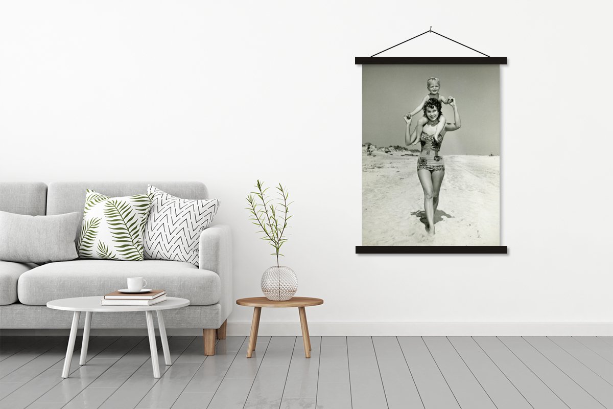 Poster Vintage portrait de mère et fils sur la plage en textielposter noir  et blanc