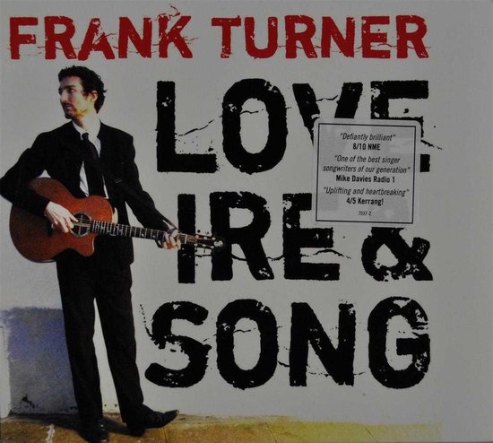 Man in pak speelt akoestische gitaar voor tekst 'FRANK TURNER LOVE IRE & SONG', met recensie in kader rechts.