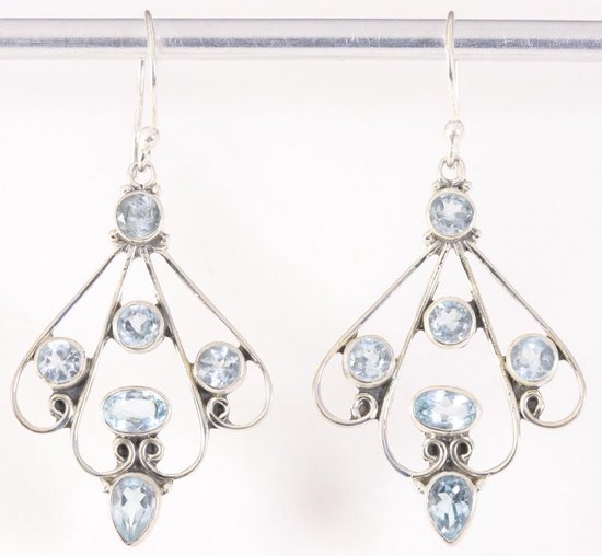 Grote opengewerkte zilveren oorbellen met blauwe topaas