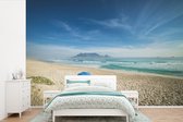 Behang - Fotobehang Wit strand met in de verte de Tafelberg in Zuid-Afrika - Breedte 420 cm x hoogte 280 cm