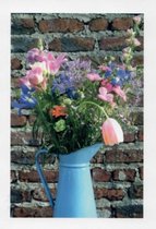 Een wenskaart met een blauwe landelijke vaas gevuld met bloemen. Een dubbele wenskaart inclusief envelop en in folie verpakt. Te gebruiken voor diverse gelegenheden bijvoorbeeld ve