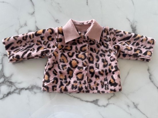 Roze nepbont jasje met panterprint en lichtroze kraag. Gemaakt van 100% polyester.