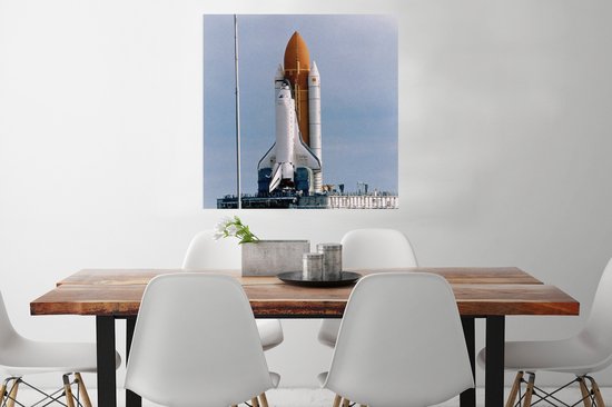 Poster Une navette spatiale sur la rampe de lancement avec le drapeau américain - 75x75 cm