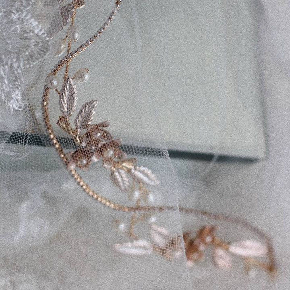 FIONA goudkleurige bruidsspeld - haaraccessoire bruiloft