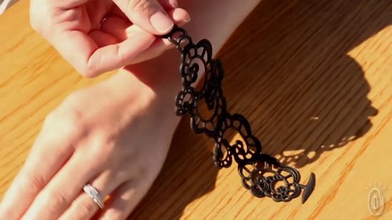 Batucada - Kheops - Collier van Plantaardige Oorsprong en Hypoallergeen - Vrouwen Ketting met driehoekige vormen - Antiallergisch Halsketting - Zwart - lengte 40/45 cm - effect Tattoo - oogt als Rubber - Vegan