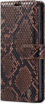 Casemania Hoesje Geschikt voor Samsung Galaxy S21 FE Bruin - Luxe Slangen Portemonnee Book Case - Kaarthouder & Magneetlipje