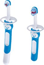 MAM - baby tandenborstel - set van 2 tandenborstels- stimuleert zelf tandenpoetsen - blauw - Eén tandenborstel voor samen poetsen en één voor zelfstandig poetsen