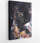 Portret van jonge Afrikaanse vrouw met kleurrijke abstracte make-up op gezicht. ongebruikelijke, interessante, fantastische shoot. body art, neonlichten, fluorescentie. zwart en wi