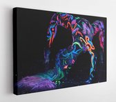 Art vrouw body art op het lichaam dansen in ultraviolet licht. Heldere abstracte tekeningen op de neonkleur van het meisjeslichaam. Mode en kunst vrouw - Modern Art Canvas - Horizo