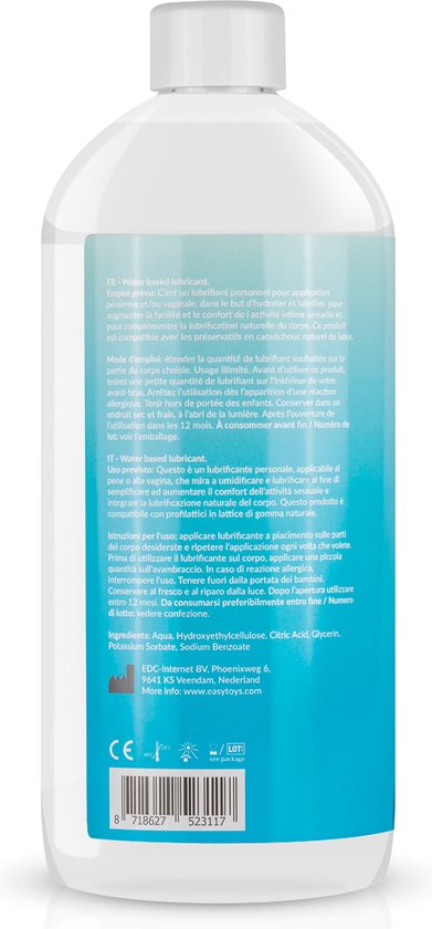 Arrière d'une bouteille transparente avec bouchon blanc. Vue partielle d'un dégradé bleu clair avec du texte.