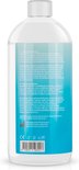 Arrière d'une bouteille transparente avec bouchon blanc. Vue partielle d'un dégradé bleu clair avec du texte.