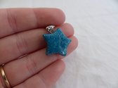 Handmade turquoise glitter ster bedel - middel groot