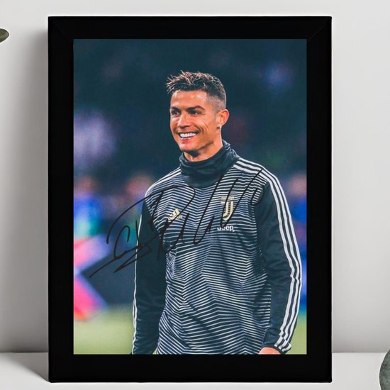 Cristiano Ronaldo Ingelijste Handtekening – 15 x 10cm In Klassiek Zwart Frame – Gedrukte handtekening – Manchester United - Juventus - Real Madrid - Goat of Football - Voetbal - Portugal - Al Nassr