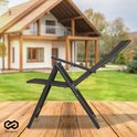 Zwarte inklapbare tuinstoel met een verstelbare rugleuning, op een houten ondergrond voor een huis.