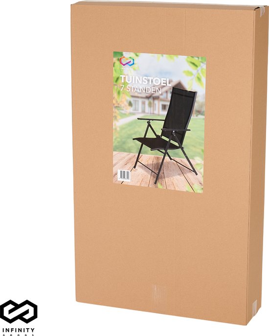 Bruine kartonnen doos voor een zwarte inklapbare tuinstoel met een afbeelding van de stoel op een houten dek.