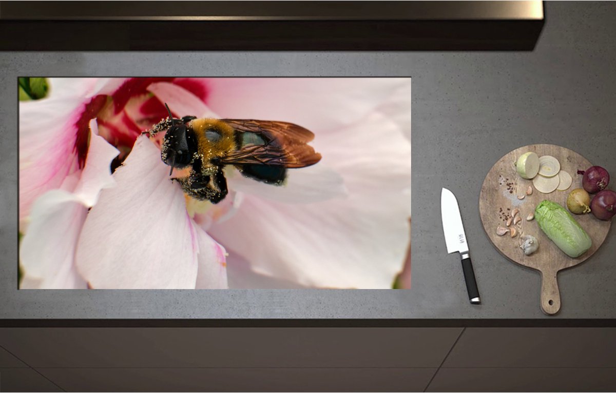 Inductieplaat Beschermer - Bij in het Midden van Witte Bloem op Zoek naar Nectar - 95x52 cm - 2 mm Dik - Inductie Beschermer - Bescherming Inductiekookplaat - Kookplaat Beschermer van Wit Vinyl