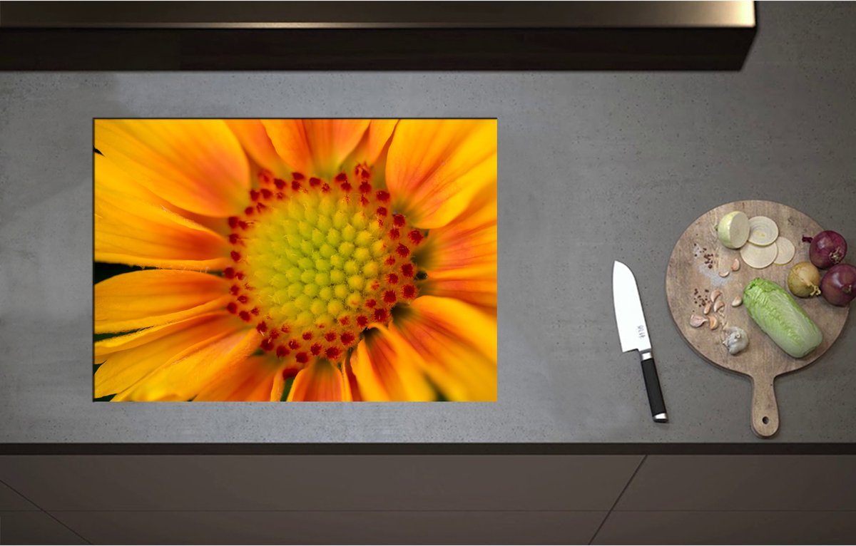 Inductieplaat Beschermer - Binnenkant Oranje Bloem van Dichtbij - 71x50 cm - 2 mm Dik - Inductie Beschermer - Bescherming Inductiekookplaat - Kookplaat Beschermer van Zwart Vinyl