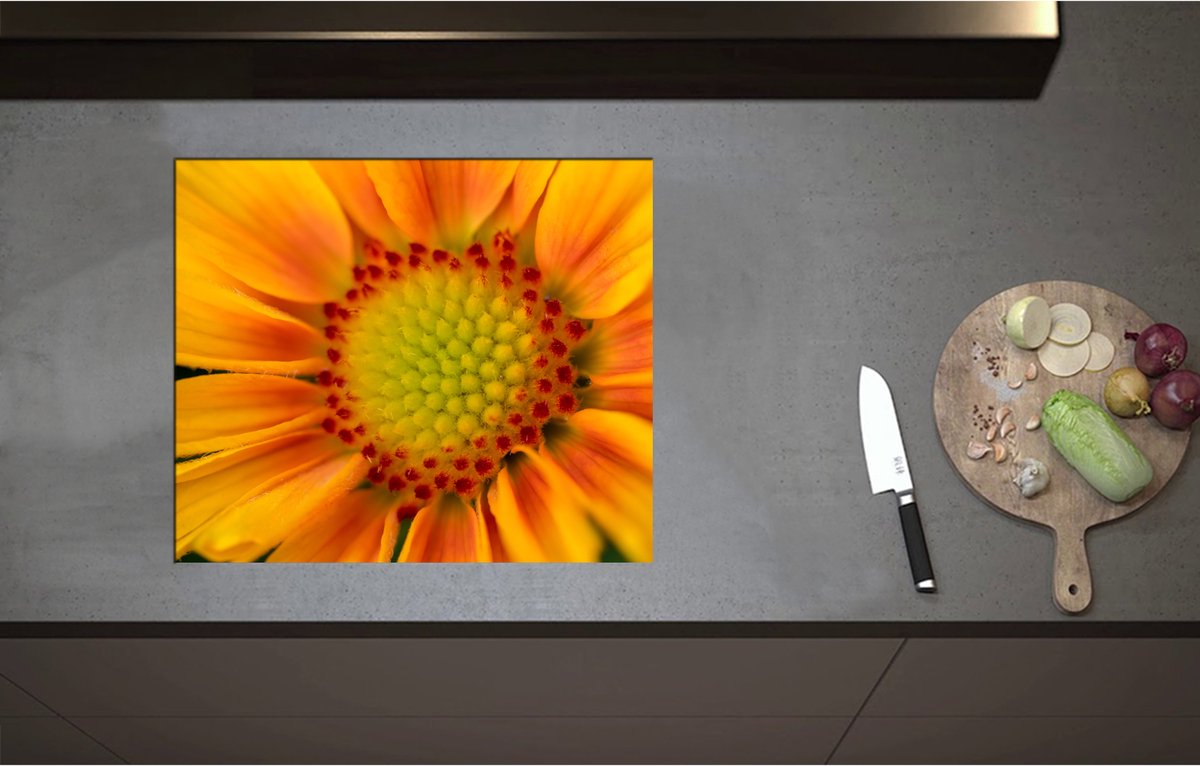 Inductieplaat Beschermer - Binnenkant Oranje Bloem van Dichtbij - 60x51 cm - 2 mm Dik - Inductie Beschermer - Bescherming Inductiekookplaat - Kookplaat Beschermer van Zwart Vinyl