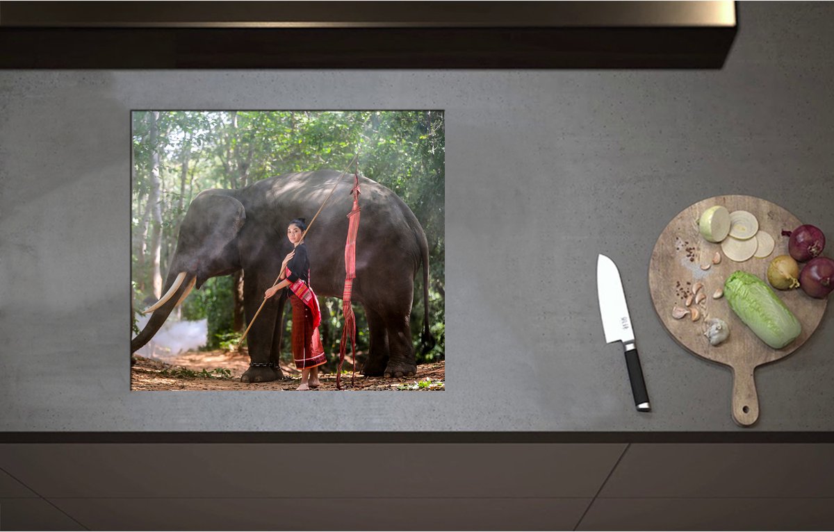 Inductieplaat Beschermer - Aziatische Vrouw bij Olifant in het Bos - 57x51 cm - 2 mm Dik - Inductie Beschermer - Bescherming Inductiekookplaat - Kookplaat Beschermer van Wit Vinyl