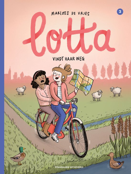 Lotta vindt haar weg, een boek met illustraties van twee meisjes op een fiets, met een kaart, in een landschap met schapen en eenden.