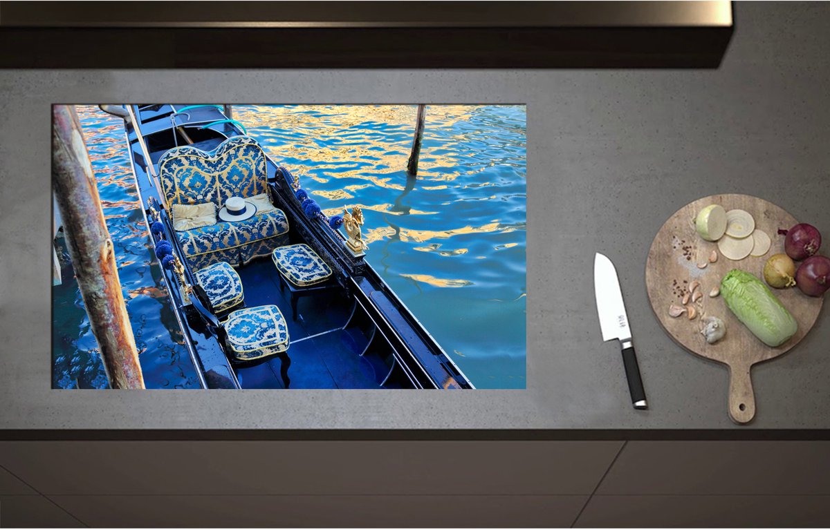 Inductieplaat Beschermer - Blauwe Gondel met Gouden Details op de Wateren van Venetië - 85x52 cm - 2 mm Dik - Inductie Beschermer - Bescherming Inductiekookplaat - Kookplaat Beschermer van Wit Vinyl