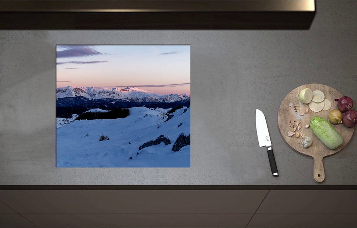 Inductieplaat Beschermer - Bergen bedekt door Laag Sneeuw - 57x52 cm - 2 mm Dik - Inductie Beschermer - Bescherming Inductiekookplaat - Kookplaat Beschermer van Zwart Vinyl