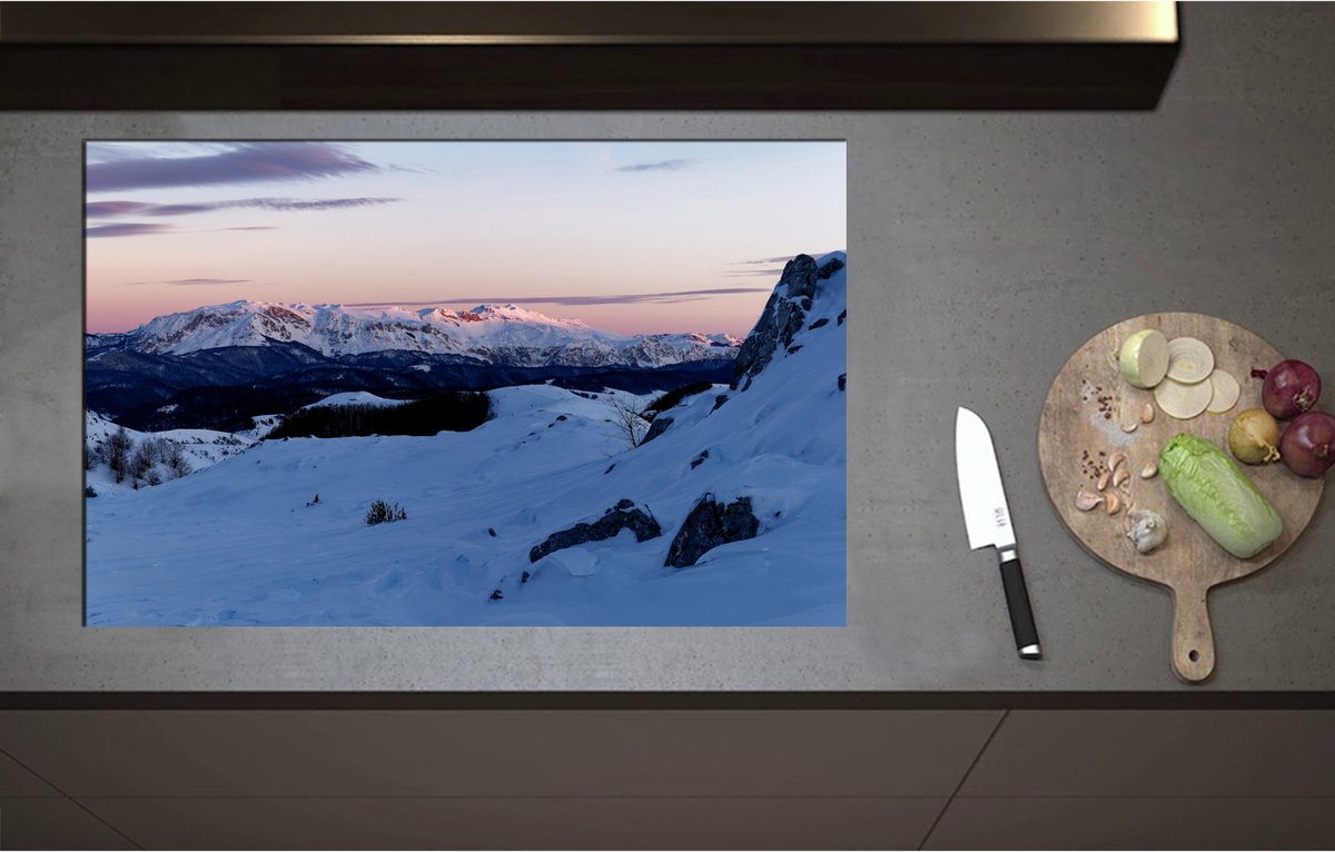 Inductieplaat Beschermer - Bergen bedekt door Laag Sneeuw - 85x55 cm - 2 mm Dik - Inductie Beschermer - Bescherming Inductiekookplaat - Kookplaat Beschermer van Zwart Vinyl