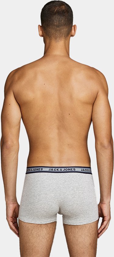 Model van achteren gezien in lichtgrijze boxer met blauwe en grijze 'JACK & JONES' tailleband.