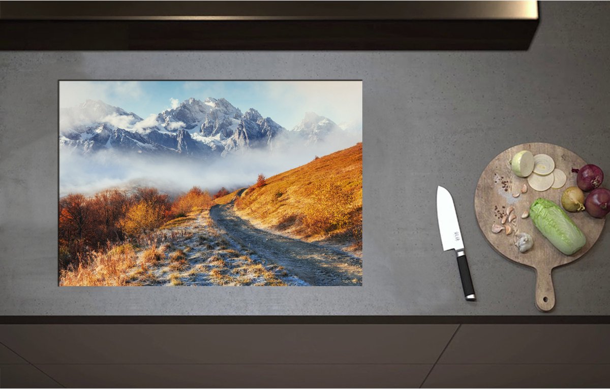 Inductieplaat Beschermer - Bergpad op Berg in de Wolken bij Sneeuwbergen - 75x51 cm - 2 mm Dik - Inductie Beschermer - Bescherming Inductiekookplaat - Kookplaat Beschermer van Zwart Vinyl