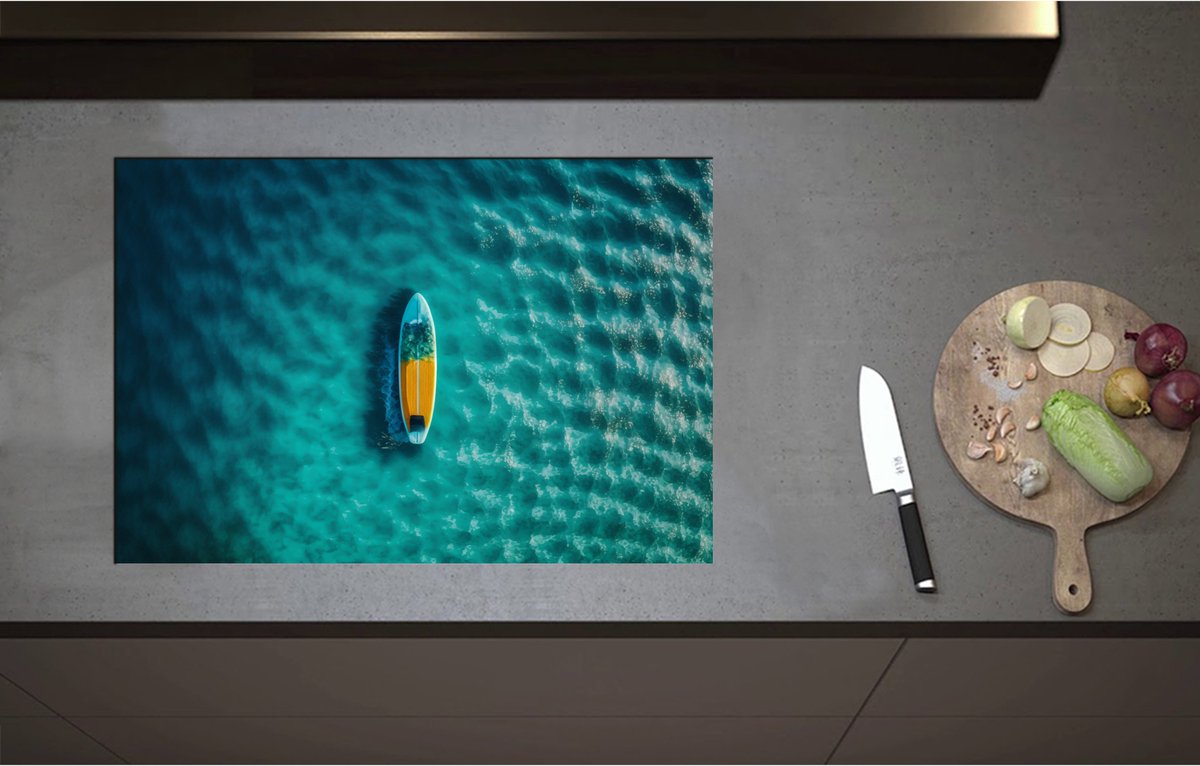 Inductieplaat Beschermer - Blauw met Geel Surfboard Dobberend op de Blauwe Oceaan - 75x51 cm - 2 mm Dik - Inductie Beschermer - Bescherming Inductiekookplaat - Kookplaat Beschermer van Zwart Vinyl
