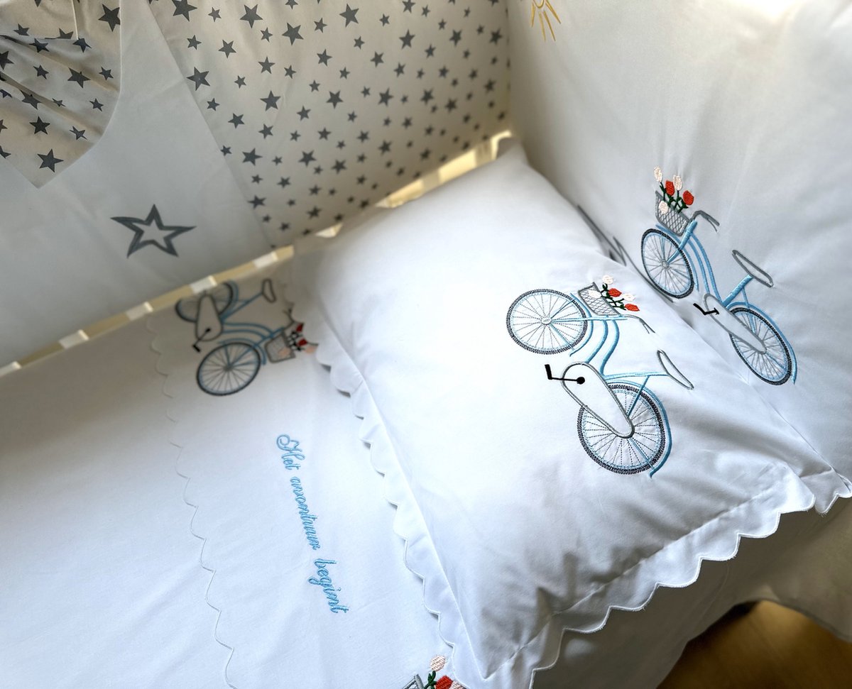Gepersonaliseerd kussensloop met een blauwe fiets geborduurd - babybedje/kinderbed/Personalized Pillowcase with a blue bicycle embroidered- baby's bed- children's bed 35x50 cm