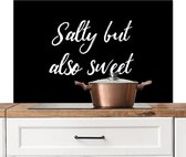 Spatscherm keuken 100x65 cm - Kookplaat achterwand Salty but also sweet - Kruiden - Koken - Quotes - Spreuken - Muurbeschermer - Spatwand fornuis - Hoogwaardig aluminium