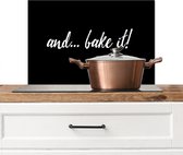 Spatscherm keuken 60x40 cm - Kookplaat achterwand Quotes - Keuken - And... bake it! - Spreuken - Bakken - Muurbeschermer - Spatwand fornuis - Hoogwaardig aluminium