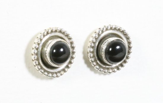 Fijne bewerkte ronde zilveren oorstekers met onyx