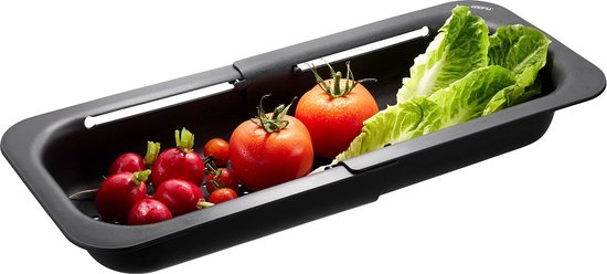 Zwart, uitschuifbaar vergiet met radijsjes, cherrytomaten, tomaten en sla.