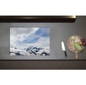 Inductieplaat Beschermer - Besneeuwde Bergtoppen van Alpen Gebergte met Openbrekend Wolkenveld - 70x50 cm - 2 mm Dik - Inductie Beschermer - Bescherming Inductiekookplaat - Kookplaat Beschermer van Wit Vinyl