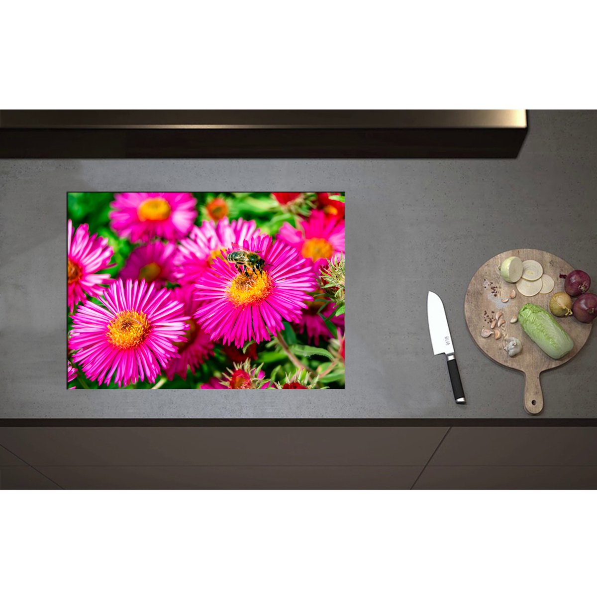 Inductieplaat Beschermer - Bij op Wilde Roze Madeliefjes - 70x50 cm - 2 mm Dik - Inductie Beschermer - Bescherming Inductiekookplaat - Kookplaat Beschermer van Zwart Vinyl