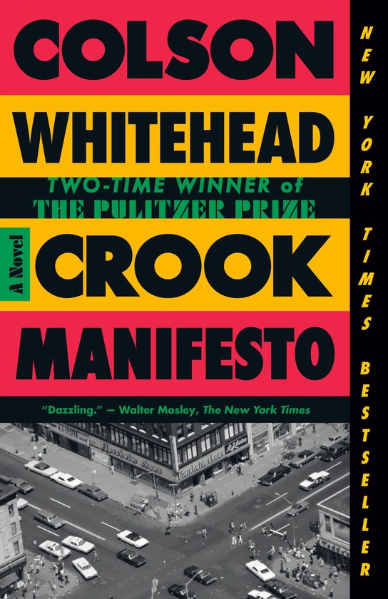 Boek kaft: COLSON WHITEHEAD, CROOK MANIFESTO. Twee keer Pulitzer Prize winnaar. "Dazzling." - Walter Mosley, The New York Times. Met New York Times bestseller op de zijkant.