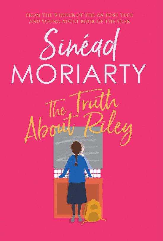Boekomslag: "The Truth About Riley" door Sinéad Moriarty. Een meisje zit aan een bureau met een laptop. Roze achtergrond.