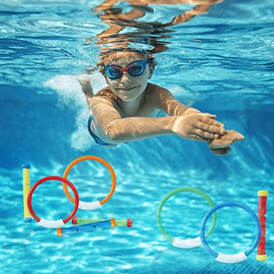 Jongen duikt in zwembad met kleurrijke ringen en duikstokken.