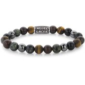 Een armband met kralen in bruine, groene, grijze en zwarte tinten, met een zilverkleurige sluiting met 'REBEL & ROSE'.