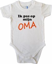 Witte romper met "Ik pas op mijn oma" - 6 maanden - grootmoeder, babyshower, zwanger, cadeautje, kraamcadeau, grappig, geschenk, baby, tekst, bodieke